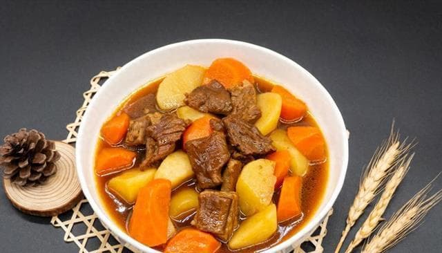 过年炖牛肉，最忌下锅焯水，牢记3招，不用高压锅也能快速软烂