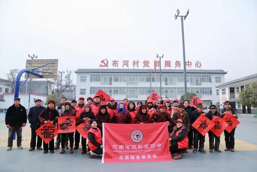 摄影之光志愿者走进山村为80岁老人拍福照送温暖，定格最美瞬间