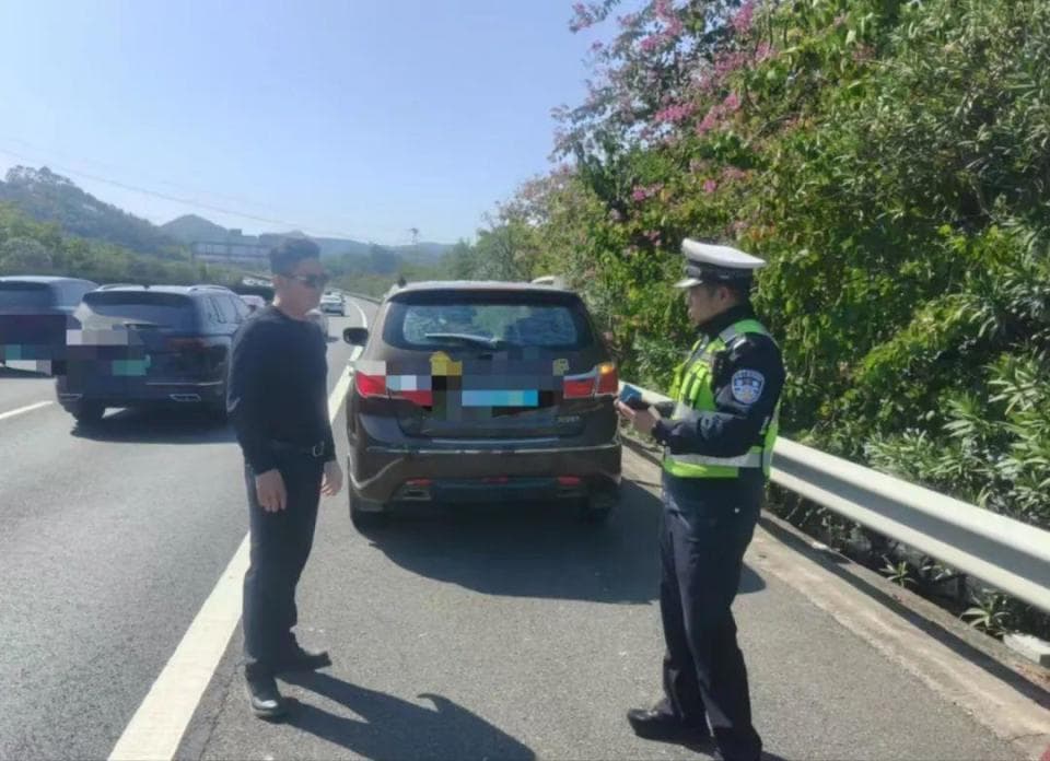 应急车道=生命通道，路上心再急，这条道也不能违法占用！