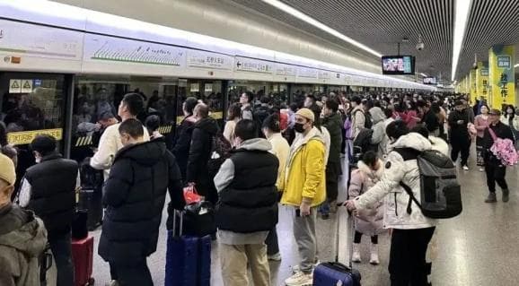 地铁2号线春运延时至凌晨4点，加开百趟保畅通