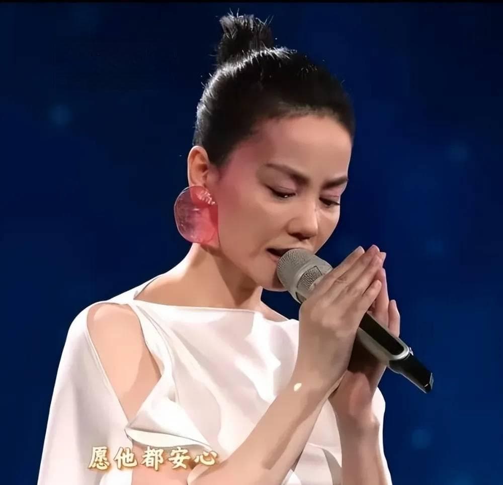 王菲春晚造型大变：从时尚到艺术的完美蜕变