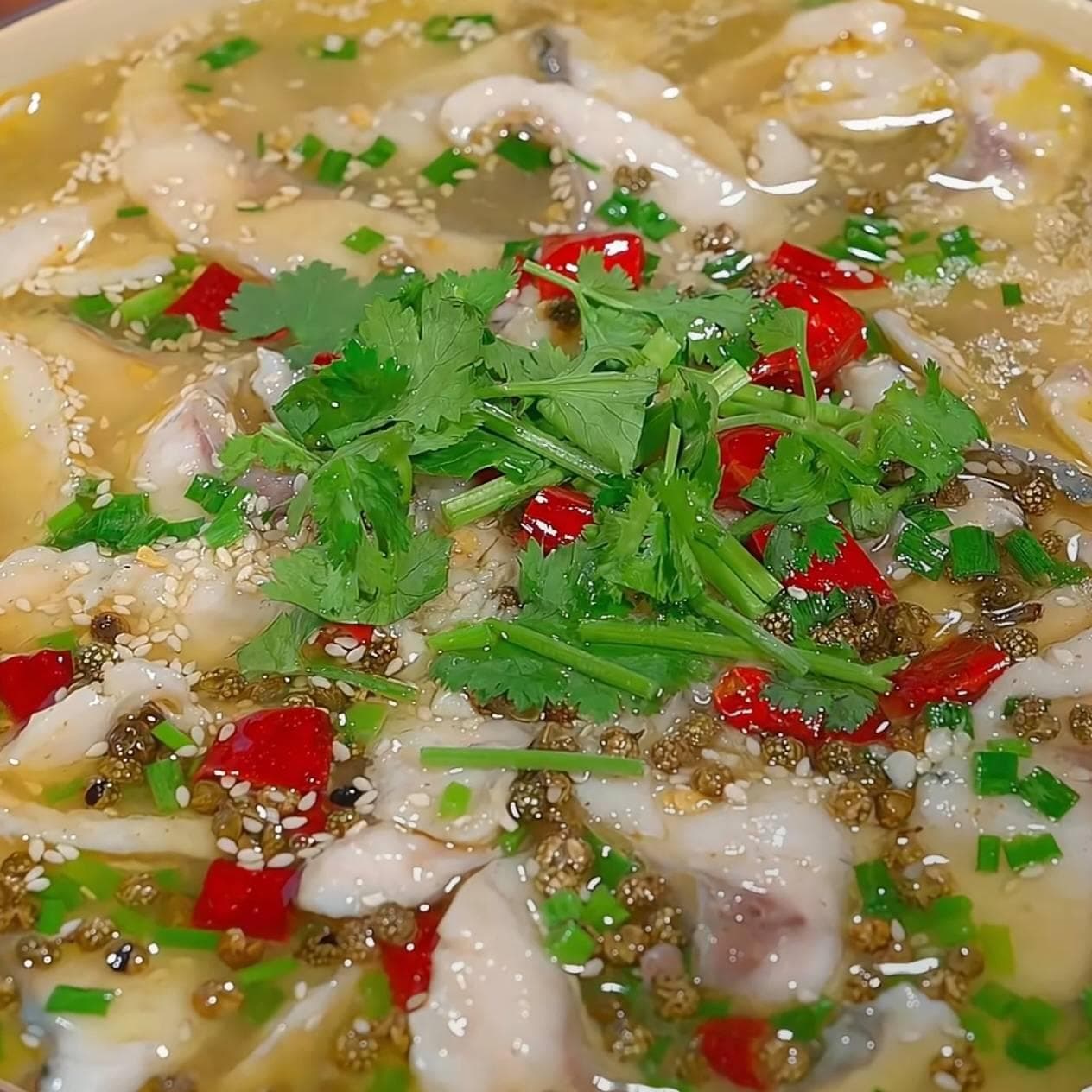 家常酸菜鱼：酸爽鲜香，一碗暖心的家常味