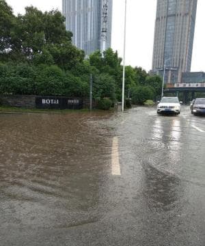 梦见下大暴雨：传统与现代视角下的多重解读