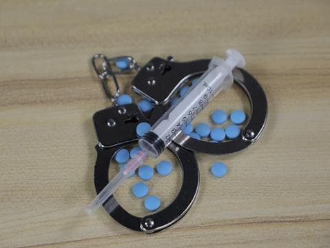 非法持有毒品被拘留后能否考驾照？详解相关法律规定