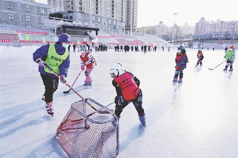 家门口的冰雪场地激发市民冬季运动热情