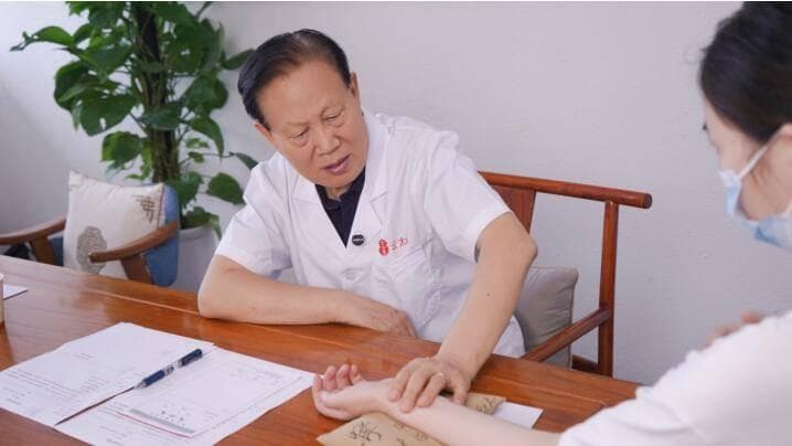 云太医郑州素朴中医院何英主任：浅析银屑病的中医分型养护