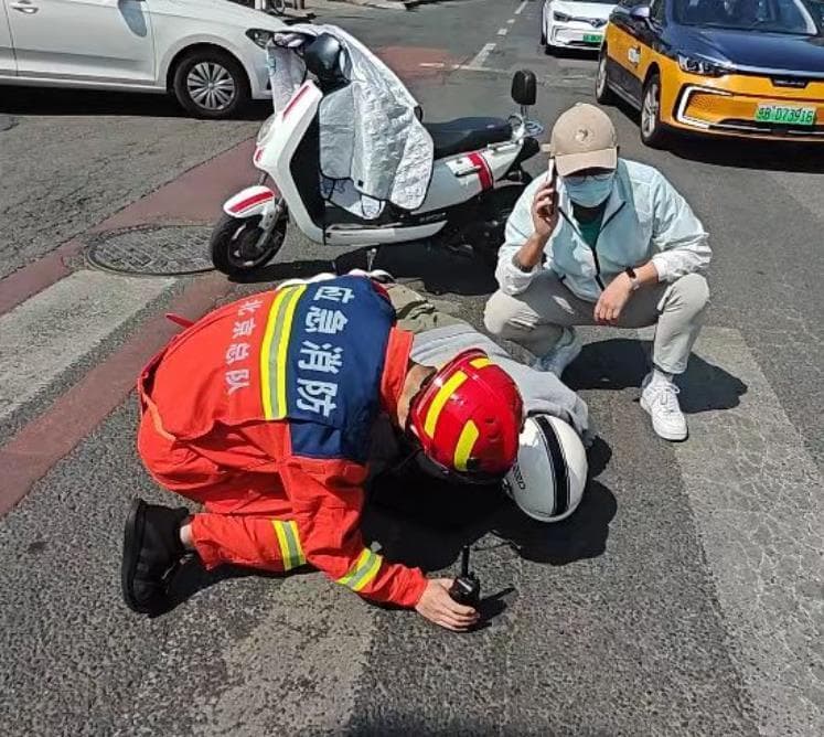 一次出警两起救援 消防员出警遇交通事故“顺手”再救人