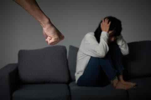 如何应对和举报家庭暴力