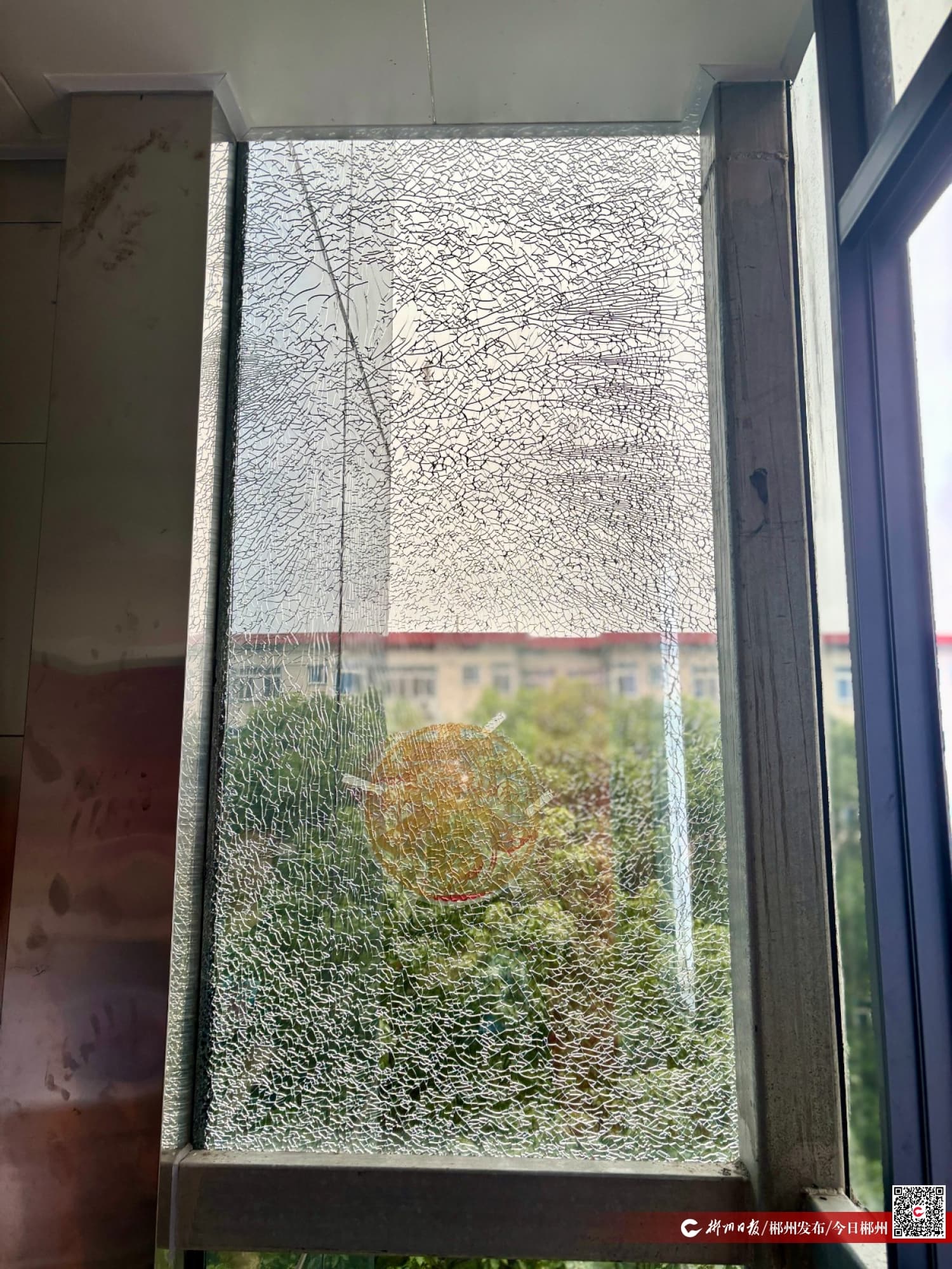 封窗玻璃碎裂引人忧