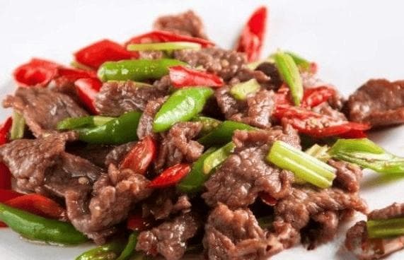 爆炒牛肉片是一道简单又美味的家常菜肴，要想做好它并不难