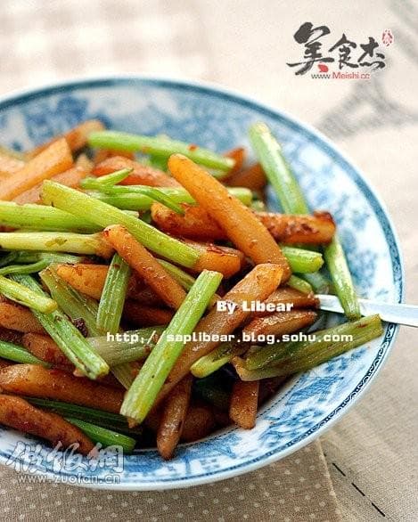 土豆条炒芹菜：鲜辣嫩爽的家常美味