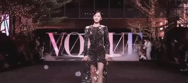 赵露思VOGUE红毯造型引热议：从“小精灵”到实力派的成长之路