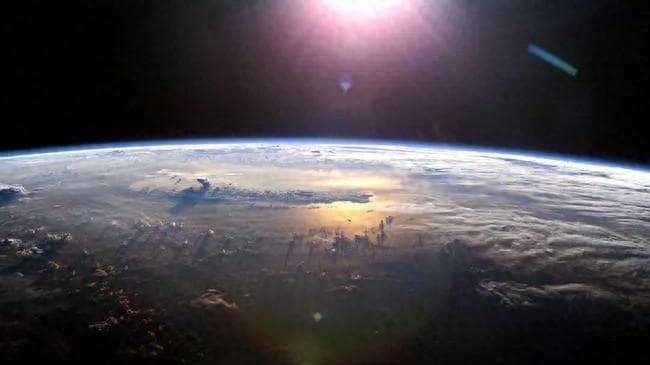 太空中的无垠之恐：宇航员为何会在俯瞰地球时感到恐惧？