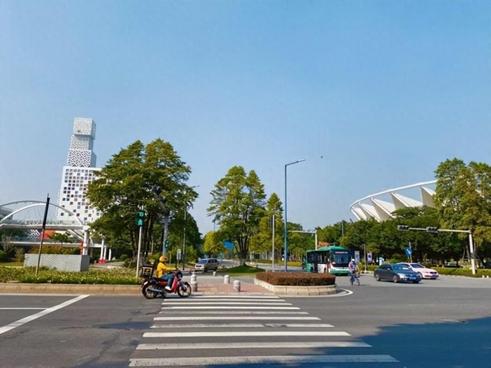 广东“佛山新城”的独特地标建筑：有人觉得好看，有人觉得丑？