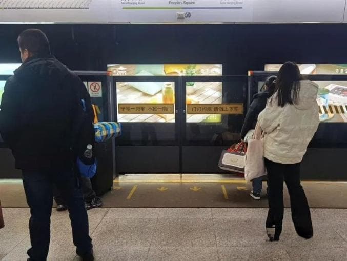 "先下后上"正在被忘记？网友吵翻,记者实探地铁早高峰→