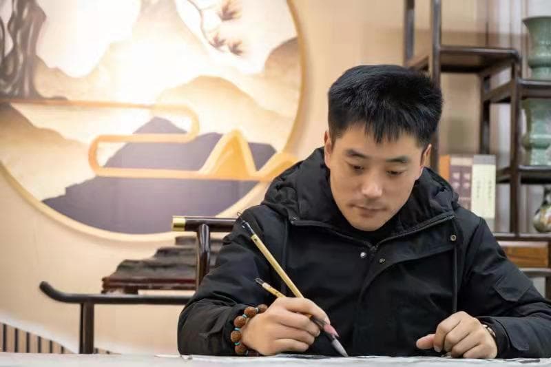 鲁钰：融合传统与创新的国画艺术家