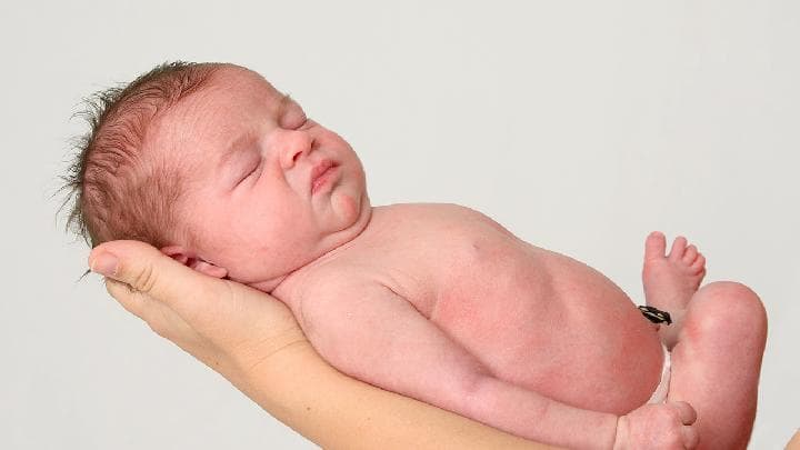 母乳喂养新生儿大便频率：每天5-6次是正常？详解排便规律与注意事项
