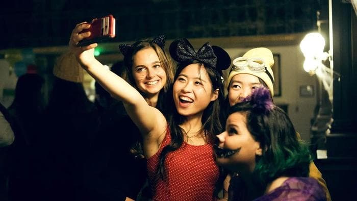 背负“天价学贷”的美国人