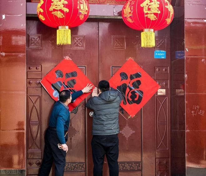 哪句诗描写古人过年期间习俗？总把新桃换旧符还是采得菖蒲届端阳