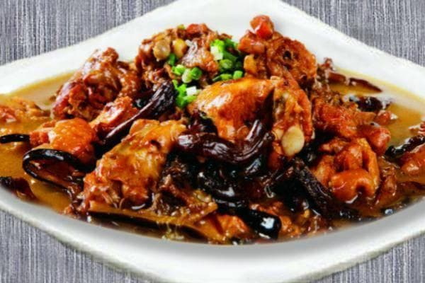 小鸡炖蘑菇，这道菜不仅味道醇厚，而且具有提高免疫力的功效