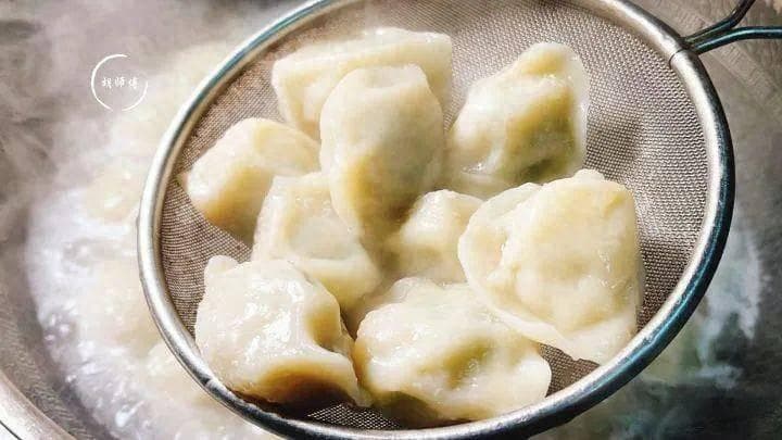 煮冻饺子切记避免开水下锅！掌握这3个关键技巧，饺子爽滑劲道，不破皮不开裂