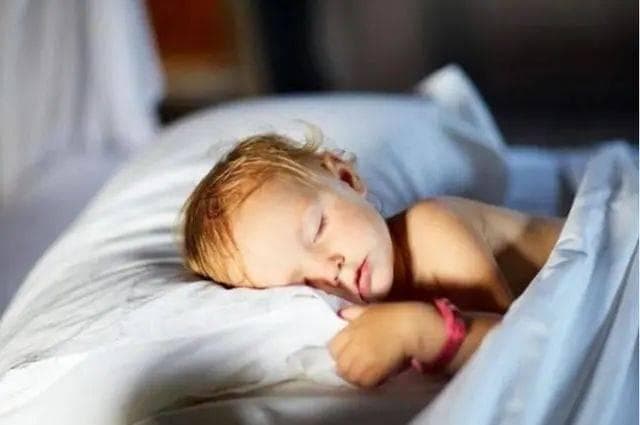 宝宝睡眠有2个“黄金期”，家长轻易叫醒，孩子至少少长2公分