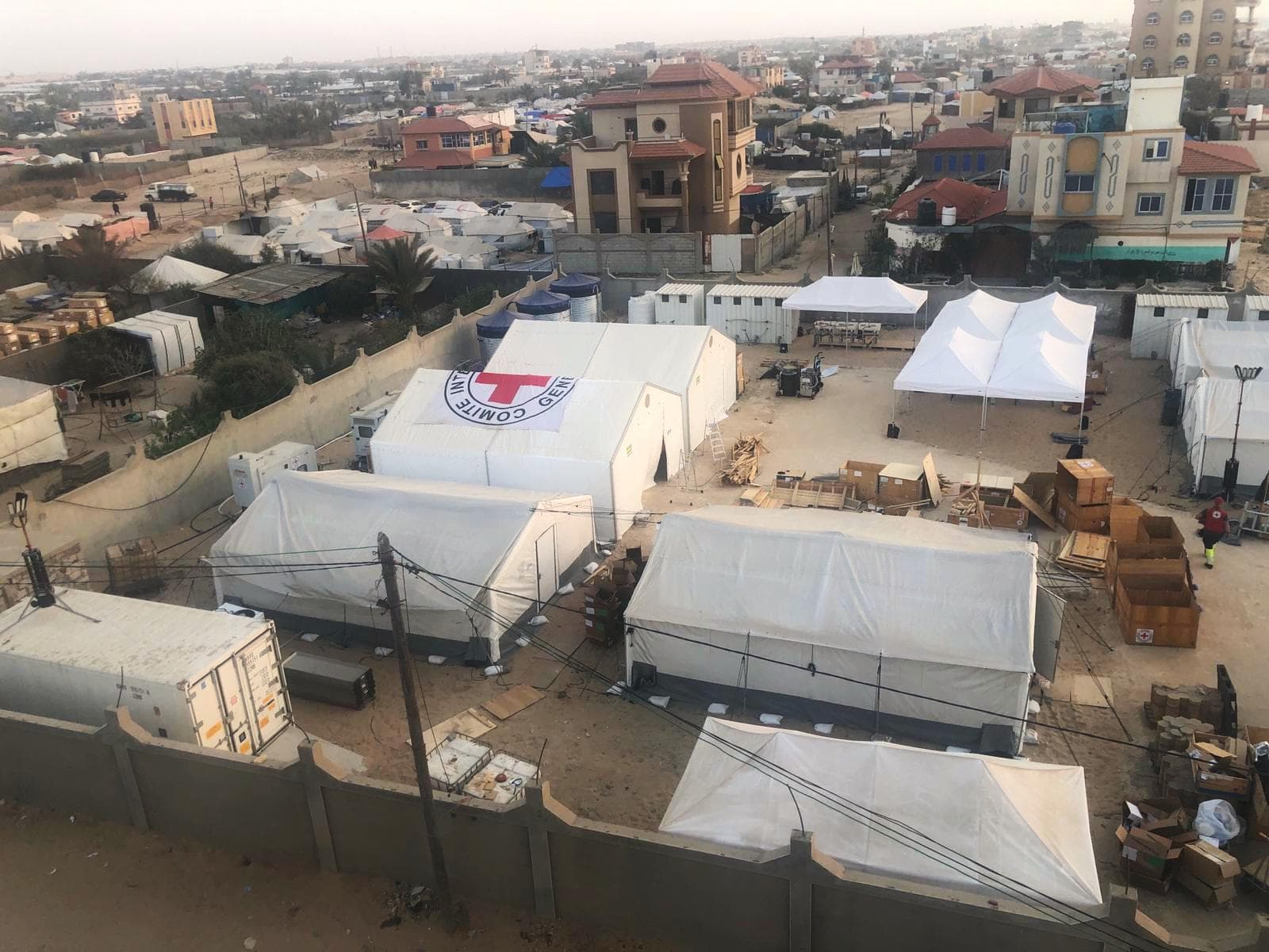 红十字会在加沙开设战地医院，每天可为200人提供医疗服务