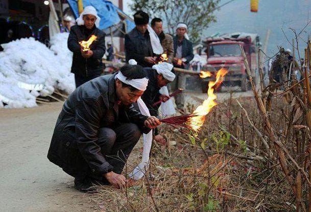 农村丧葬：起棺前，为何一定要“摔盆”？还有5大件，必须要知道