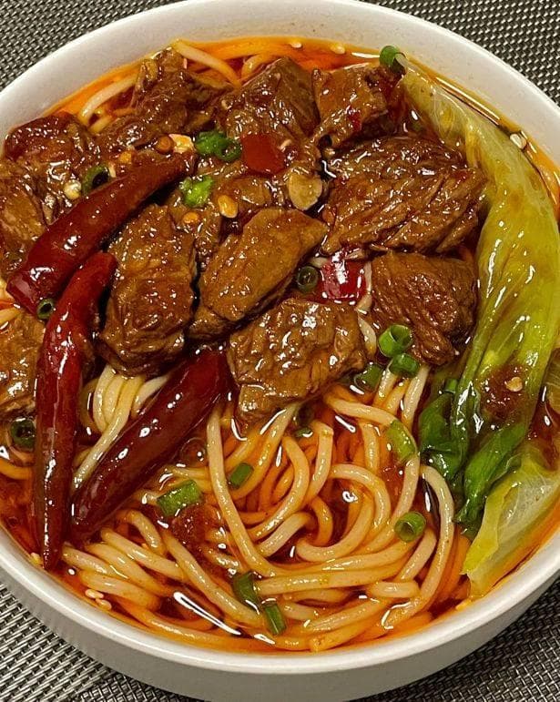 从选材到炖煮：家庭版牛肉面制作详解