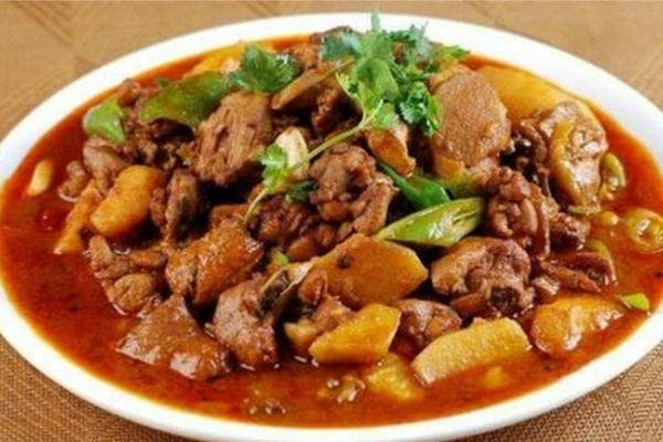 在山东的大街小巷，炒鸡是一道家常又美味的佳肴，深受当地人喜爱