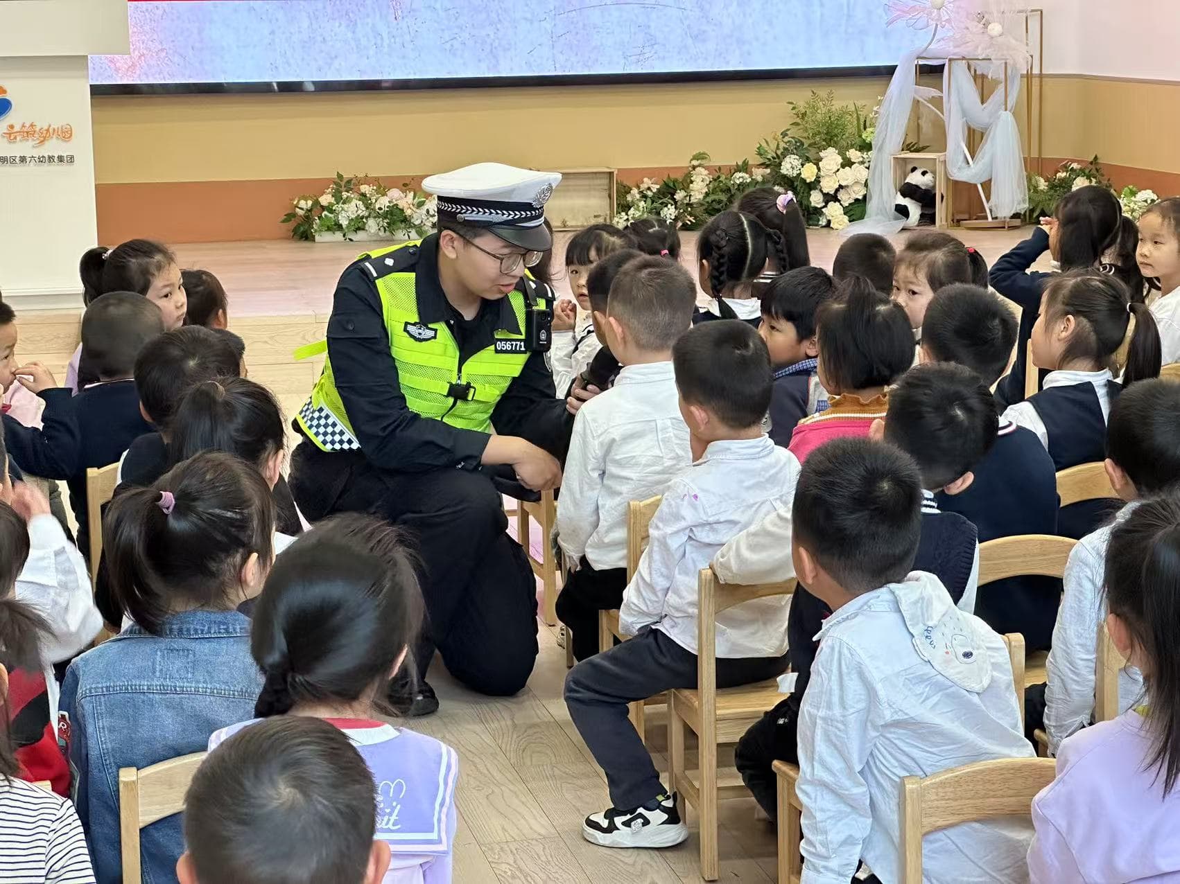 光明交警传播交通安全知识 护航青少年成长