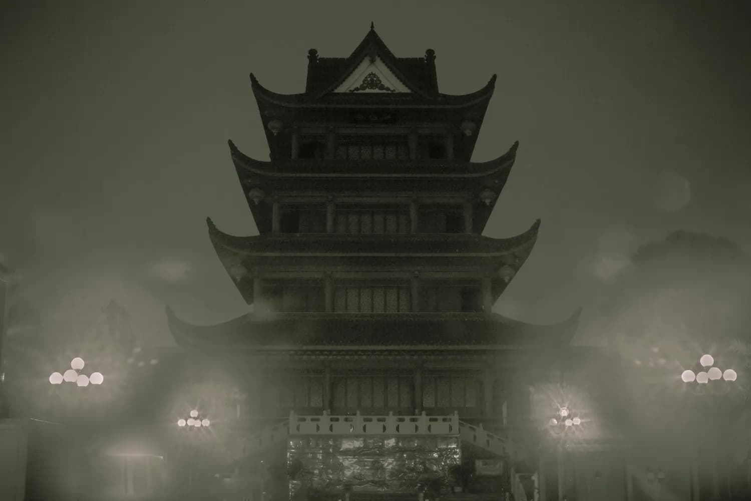 屡毁屡建屹立江畔，黄鹤楼承载千年文化记忆