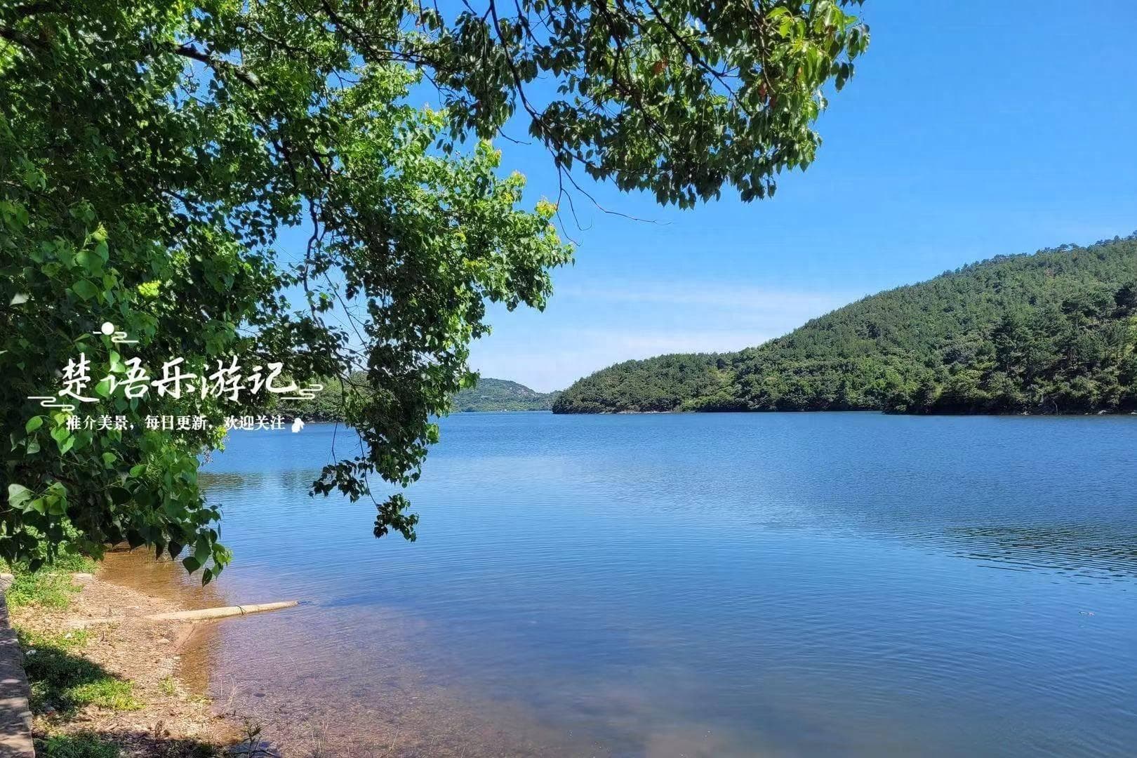 宁波慈溪上林湖因青瓷而闻名，湖畔美景密布，两溪相汇处成玩水地
