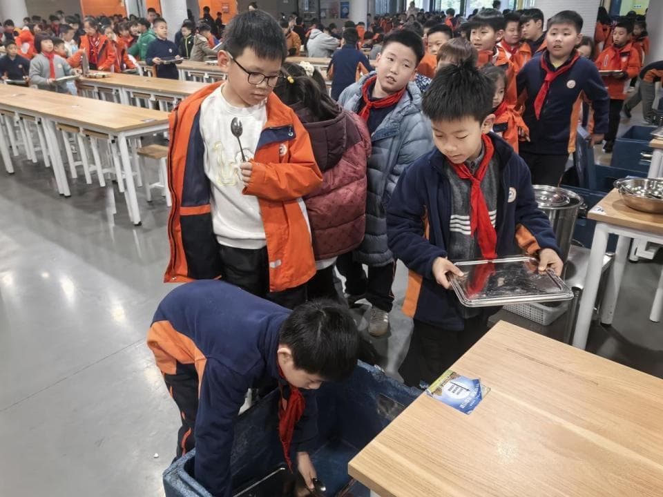 杭州这所学校有个神仙食堂，不仅有自助餐，新上线的“减脂餐”更是一周不重样