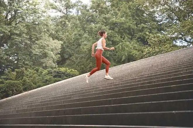 研究发现：每天爬楼梯能降低心血管病风险，爬这么多层效果最好！