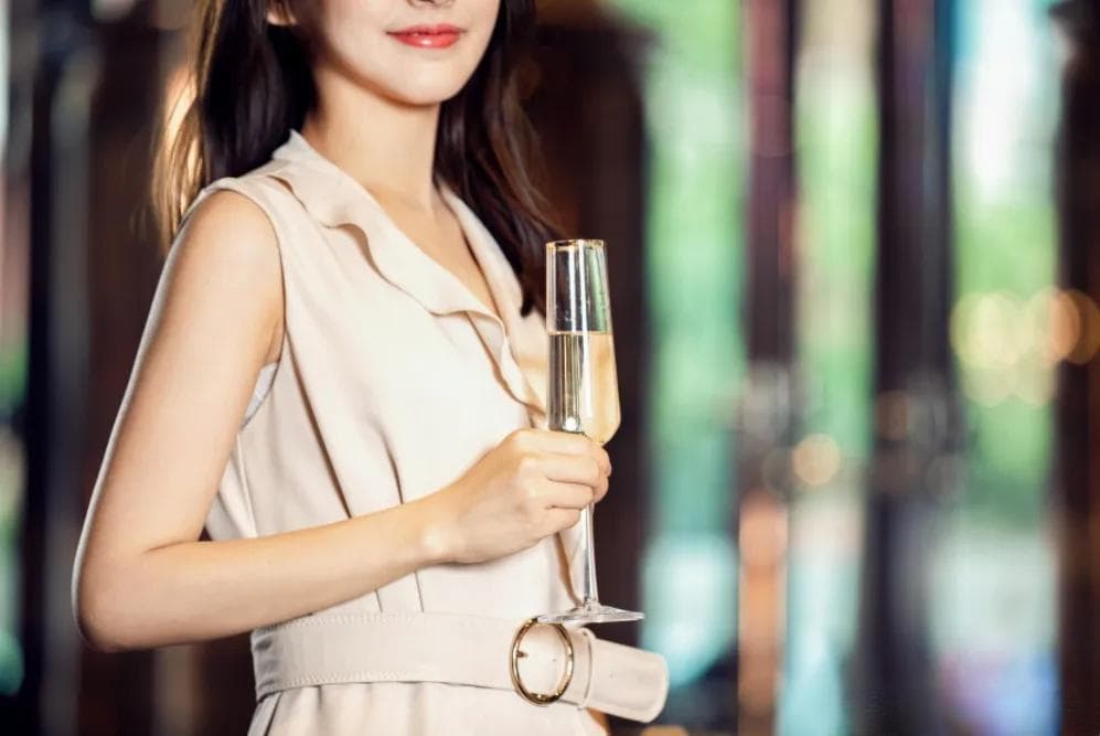 女性饮酒新风尚：品酒展现独立自信