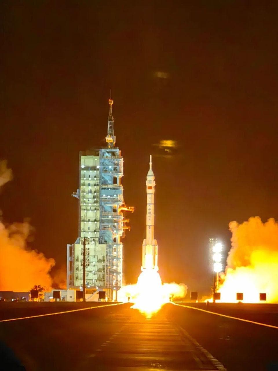 神舟十九号：首批90后航天员进入太空