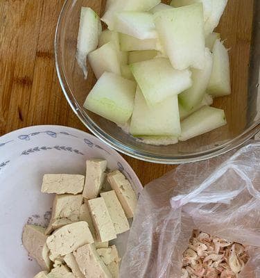 紫菜虾皮豆腐汤：清爽美味的家庭必备菜谱