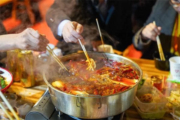 从市井烟火到全球美食 重庆火锅“烫”出千亿级产业