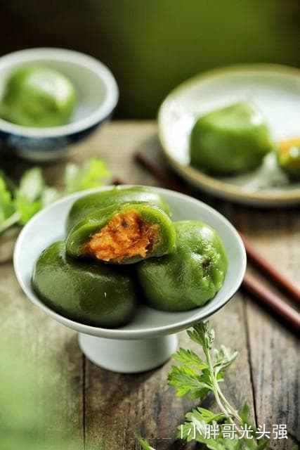清明节气的传统美食“青团”通常用哪种植物制作？艾草还是菖蒲？