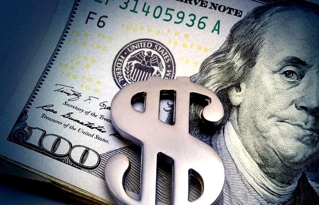 美国债务逼近37万亿美元，怎么养得起11艘航母？