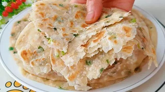 烙饼怎么做才能好吃？和面静置油酥妙，烙制技巧你知多少？