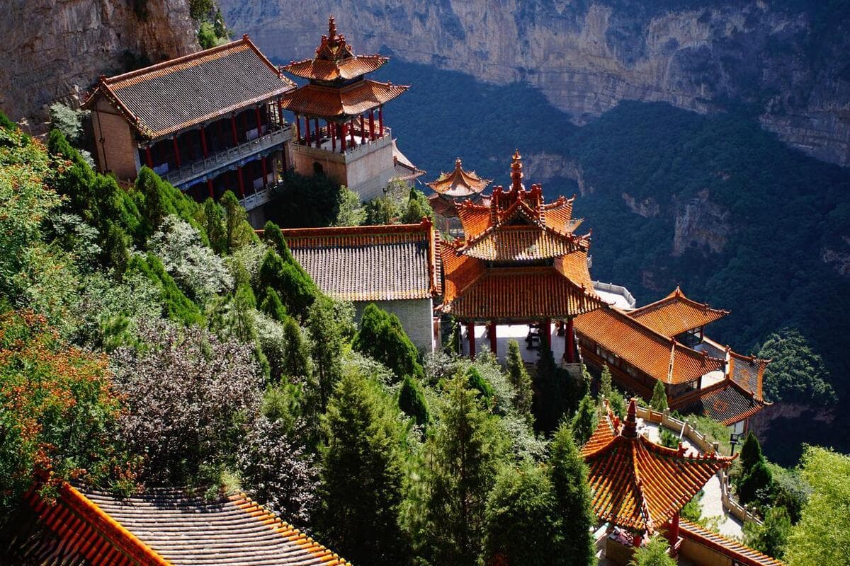 绵山主要景点：感受古人智慧与大自然鬼斧神工的完美结合
