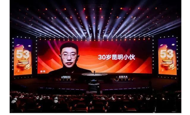 罗振宇2025跨年演讲：如何平衡财富追求与健康生活