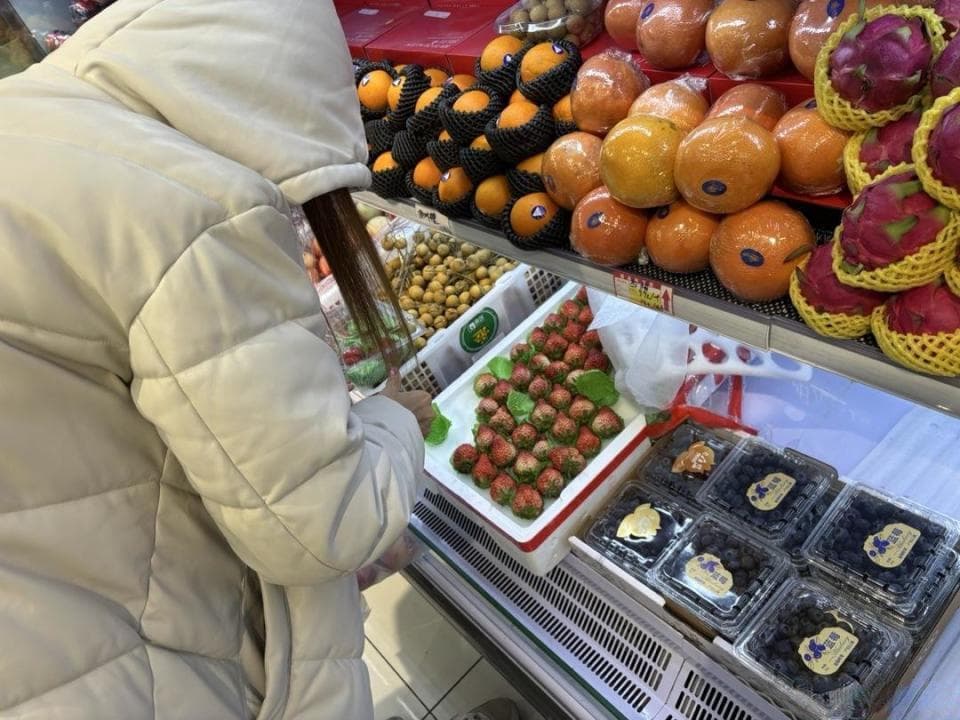草莓降价了，近“腰斩”！瓜类水果价格也有所回落