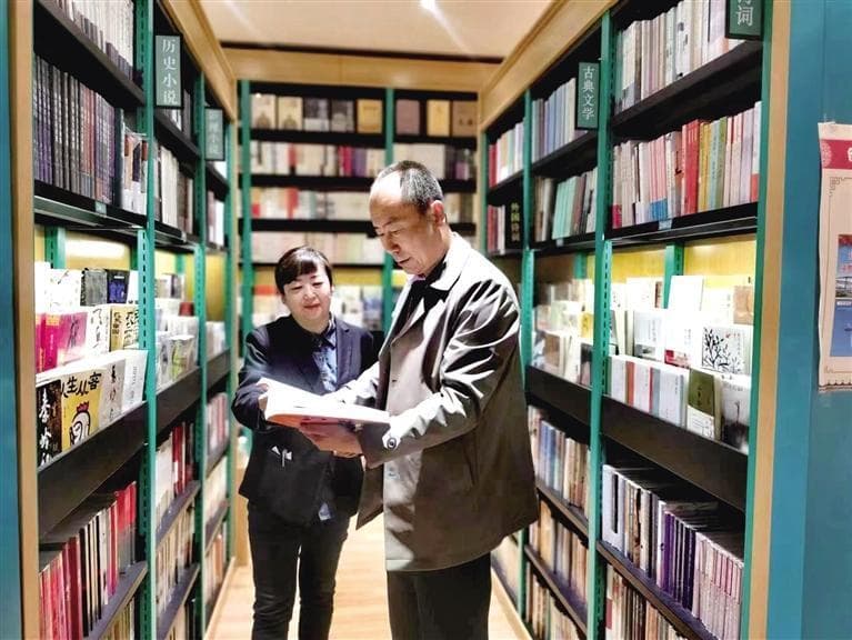 在售新书可以拆封吗？多家书店表示 读者可按需自行拆封