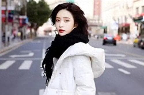 明明穿很厚了却还是冷？羽绒服“这样穿”才暖和！很多人都穿错了