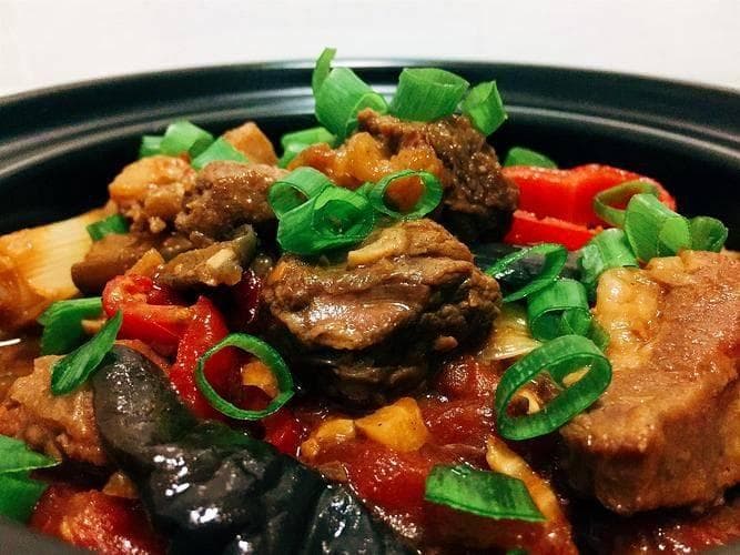 快手家常菜：牛肉丁浇茄子，轻松享受大厨级美味