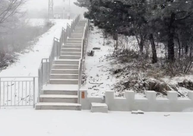 北京北部多地飘雪 道路结冰预警发布