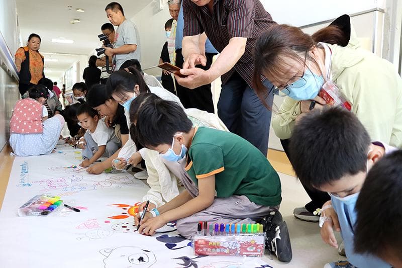 家长在孩子学习儿童美术教育时正确的陪伴方式是怎样的呢？